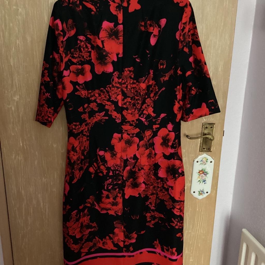 Ladies very smart, fitted style dress. Black background with bright red floral design. Excellent condition as only worn once. Perfect for any smart occasion. Fully lined.

Length 40”. Size 12.

 Buyer collects, central Brighton.