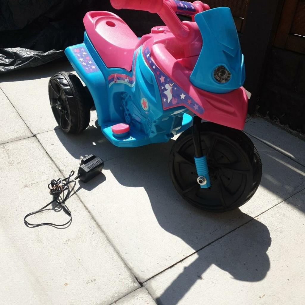 Girls Mini quad ride on battery operated with charger used £15 ono
Great lever Bolton BL3 3DJ