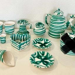 *Gmundner Keramik bestehend aus 15 Teilen.*
*Es können auch Einzelteile abgegeben werden - Preis auf Anfrage!*