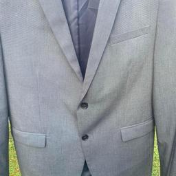 Anzug für Herren / Gr. 52 / Slim Fit
von C&A

Blazer mit 2 Außentaschen und 2 Innentaschen
Hose vorne 2 Einschubtaschen / hinten 2 Taschen mit Knöpfe
auf Wunsch kann auch das Hemd dazugegeben werden