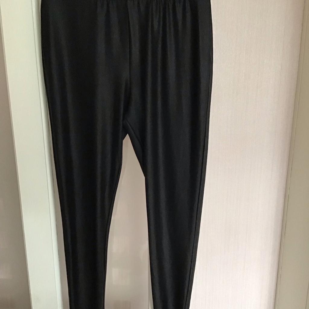 Wore a few times in very good condition
Material 95% polyester and 4% elastane/spandex length 34ins inside leg26ins
Please note also advertised elsewhere