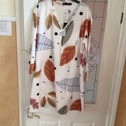 Brand new never been worn very lovely dress 
Colour white and brown chest size 42ins length 35ins sleeves length 19 ins material 
100% polyester as two side pockets