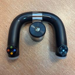 Das Xbox 360 Wireless Racing Wheel bietet eine realistische, präzise Steuerung und ermöglicht es Ihnen, durch Vibrationsfeedback die kleinsten Unebenheiten auf der Straße zu spüren. Das Xbox 360 Wireless Racing Wheel funktioniert mit all Ihren Lieblings-Xbox 360-Rennspielen und gibt Ihnen mit intuitiven Tasten die vollständige Kontrolle über Ihr Auto.