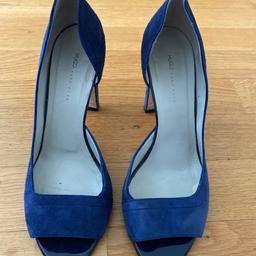 Verkaufe gebrauchte Hugo High Heels in blau in Größe 37.5. Die Schuhe sind aus hochwertigem Wildleder gefertigt. Sie wurden getragen, sind aber gut gepflegt und weisen nur an der Sohle die wesentlichen Gebrauchsspuren. Absätze in gutem Zustand.
