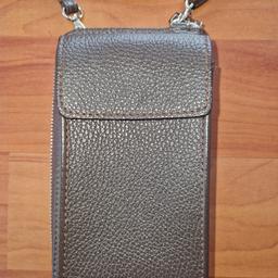 Sehr coole und praktische Handytasche mit integrierter Geldtasche . Die Tasche ist in einem schönen dunkel braun und wurde noch nie benutzt. Tierfreier Nichtraucher und