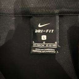 Schwarze dünne Nike Jacke
Größe 147-158