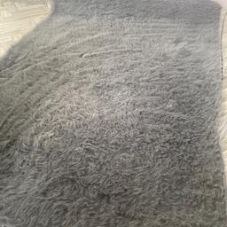 Excellent condition fluffy grey rug. New rug forces sale.