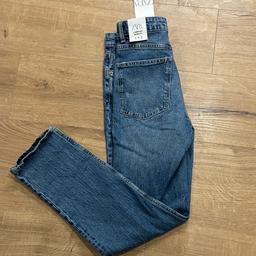 Mach ein Preisangebot 

Ich verkaufe eine ganz neue Mom Jeans von Zara. Auf dem Etikett steht Größe 32 aber sie passt auch bei 34 und 36. Neupreis war 30€ 

Abholung in Abtenau 5441 möglich oder gegen Kostenübernahme schicke ich sie dir gerne zu:)