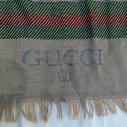 Expensive cashmere Gucci scarf, different colours on both sides.
Present that wasn’t really wanted.
Rectangular scarf, 1.8M long.