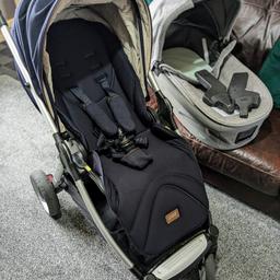 Mamas and papas flip xt travel system in navy and grey 
Comes with seat unit, carry cot 
Cosy toes and car seat adaptors 
In good condition 
Collection only from b29 
Cash only 
No offers