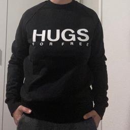 Hugo Unisex Sweatshirt in Größe XS (ich trage in der Damenkonfektion S/M) präsentiert in zeitlosem Schwarz mit Print vorne. Perfekt für einen trendigen und dennoch lässigen Look.