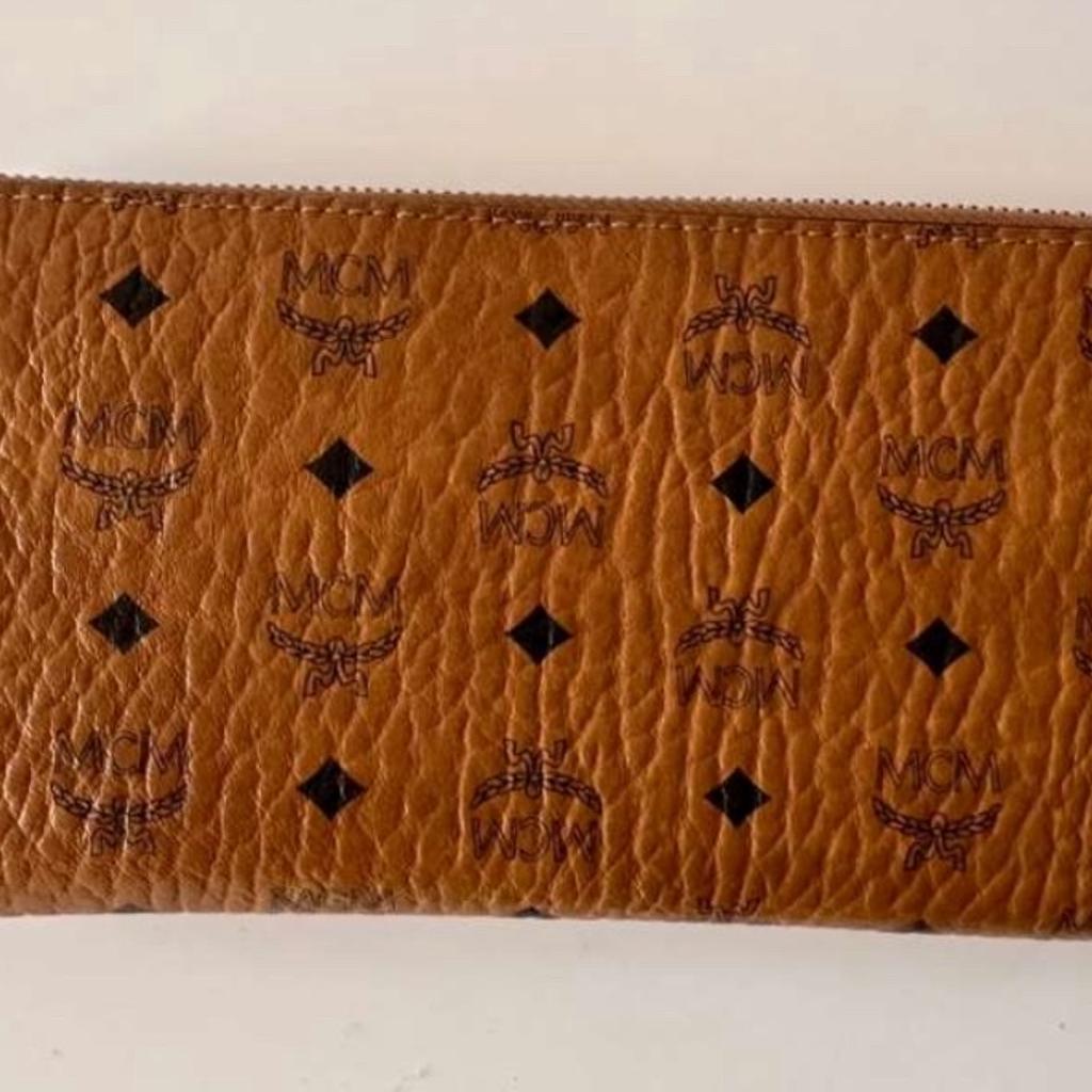 Verkaufe original MCM Geldtasche in der Farbe Cognac.
Die Geldtasche wurde kaum benutzt und weist kaum Gebrauchsspuren auf.

Neupreis: 410€
Verkaufspreis: 300€ VB zzgl. Versand

Privatverkauf - kein Umtausch - keine Gewährleistung - keine Garantie