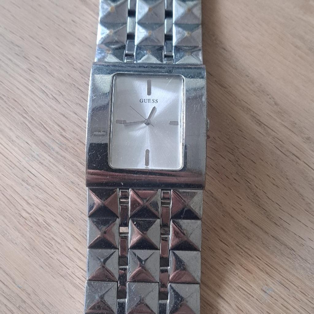 Verkaufe gern getragene Uhr von Guess.
Guter gebrauchter Zustand mit normalen Abnützungsspuren (siehe Fotos)