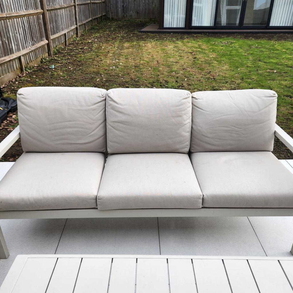 Garden Furniture patio set

5 Seater with Table

Good condition no damage, cleanable and water resistant cushions

Comes with rain covers to cover the whole patio set.
