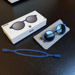 Coole Sonnenbrille für Kinder von 3-5 Jahren von IZIPIZI.

inkl. Original Verpackung 
Original Filz-Etui und
Original Silikon Halteband

Wurde nur ein paar Mal getragen, weil unser Zwerg dann eine Sehstärkenbrille benötigt hat.