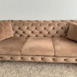 Verkaufe Chester Couch mit gebrauchsspuren (siehe Bilder) 
Dreier -- Breite ca. 2,43m, Höhe ca. 72cm, tiefe ca. 93cm 
Zweier -- breite ca. 1,84m, Höhe ca.72cm, tiefe ca. 93cm