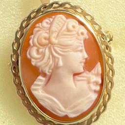 Lovely 9ct Gold hallmarked large Cameo Brooch with Pendant loop
In good condition ( like new )
Weight 4.25 grams
Please see photos
Will consider sensible offers