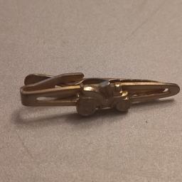 A vintage tie-clip with an old-fashioned classic car as the central design.

An lovely piece to add to your tie.

It is stamped 'Nippy Clip Made In England Imitation' on the back.

Gold Toned

Length - 4cm.

Good condition.