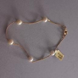 Never worn still has the gold plated tag on.
5 White beads
18.5cm bracelet /ankle let.