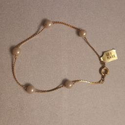 Never worn still has the gold plated tag on.
5 White beads
18cm bracelet /ankle let.