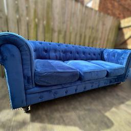 Colour is sea blue.
3 seater chesterfield sofa.
The condition is Good-used. 
Overall the sofa looks brand new apart from a half an inch rip on the right hand pillow cover. This has been patched up. 
The price reflects these minor damages.
The sofa is in great condition.
205cm long 

Price- £180 

DELIVERY AVAILABLE🚚

Instagram-@NDGFurniture
Facebook-@NDGFurniture
