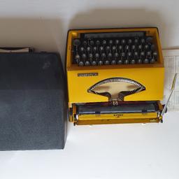 Vintage Adler Tippa Schreibmaschine Reiseschreibmaschine im Koffer von Triumph Adler 
Sehr gut erhalten 
Nichtraucherhaushalt 
Privatverkauf, keine Garantie/Gewährleistung und Rücknahme. 
Gerne Abholung, aber auch Versand möglich. 
Beachtet auch meine anderen Angebote.