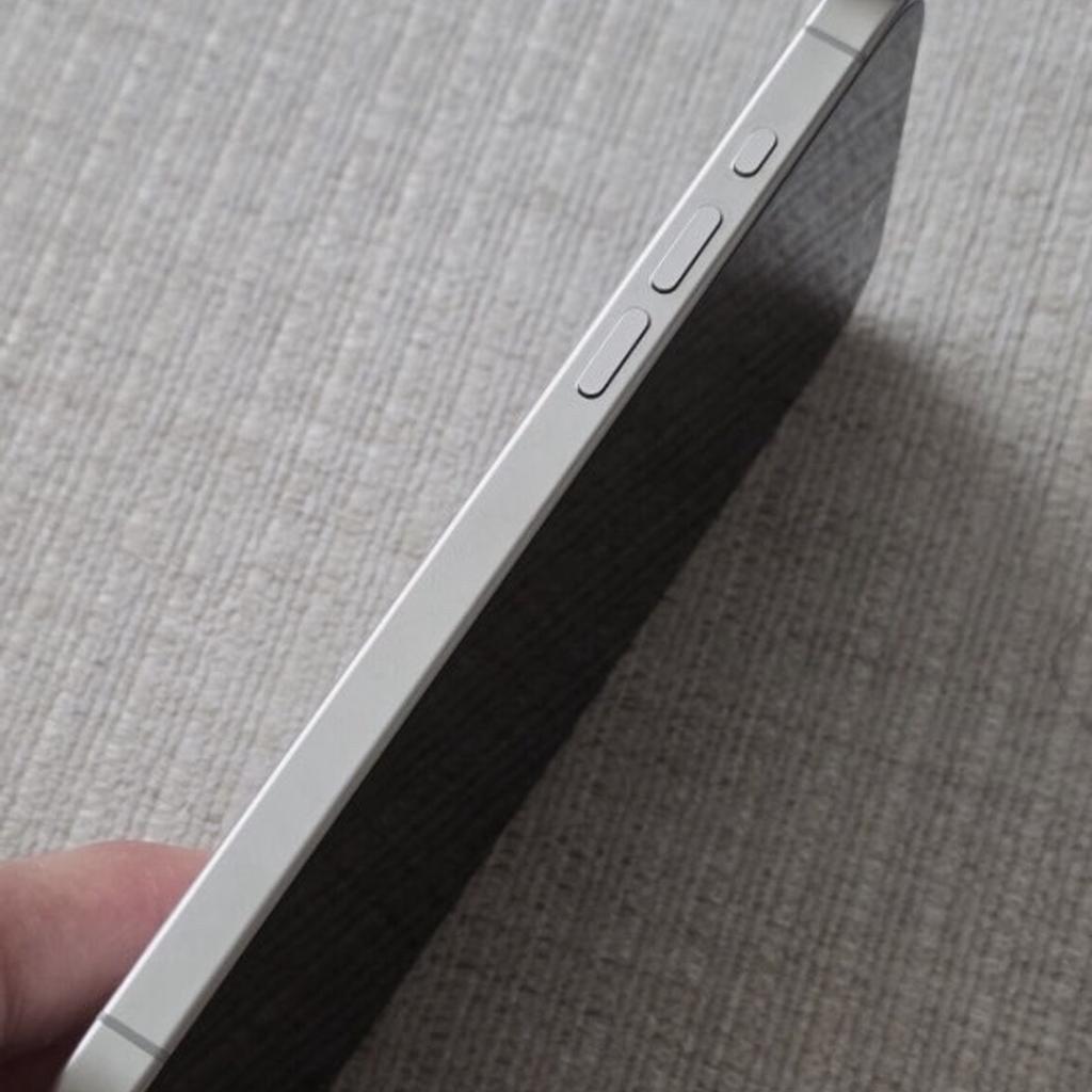 Neues iPhone 15 pro Max in weiß mit 256 Gigabyte. Das Handy wurde im März 2024 gekauft