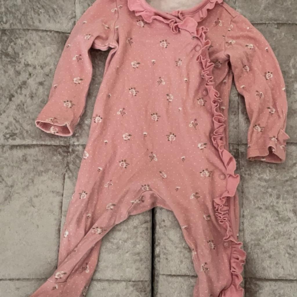 Used like new mixture of baby items dresses - joggers sweatshirts - baby grows - summer hats - hat and mitten sets

More items available message interested

Open to a reasonable offer