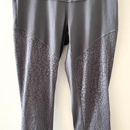 Hi ladies welcome all to this gorgeous looking style Adidas by Stella McCartney Stu Pref 3/4 Cheetah Leggings Size XS in perfect condition
Two colours £25 each or two for £40 thanks
