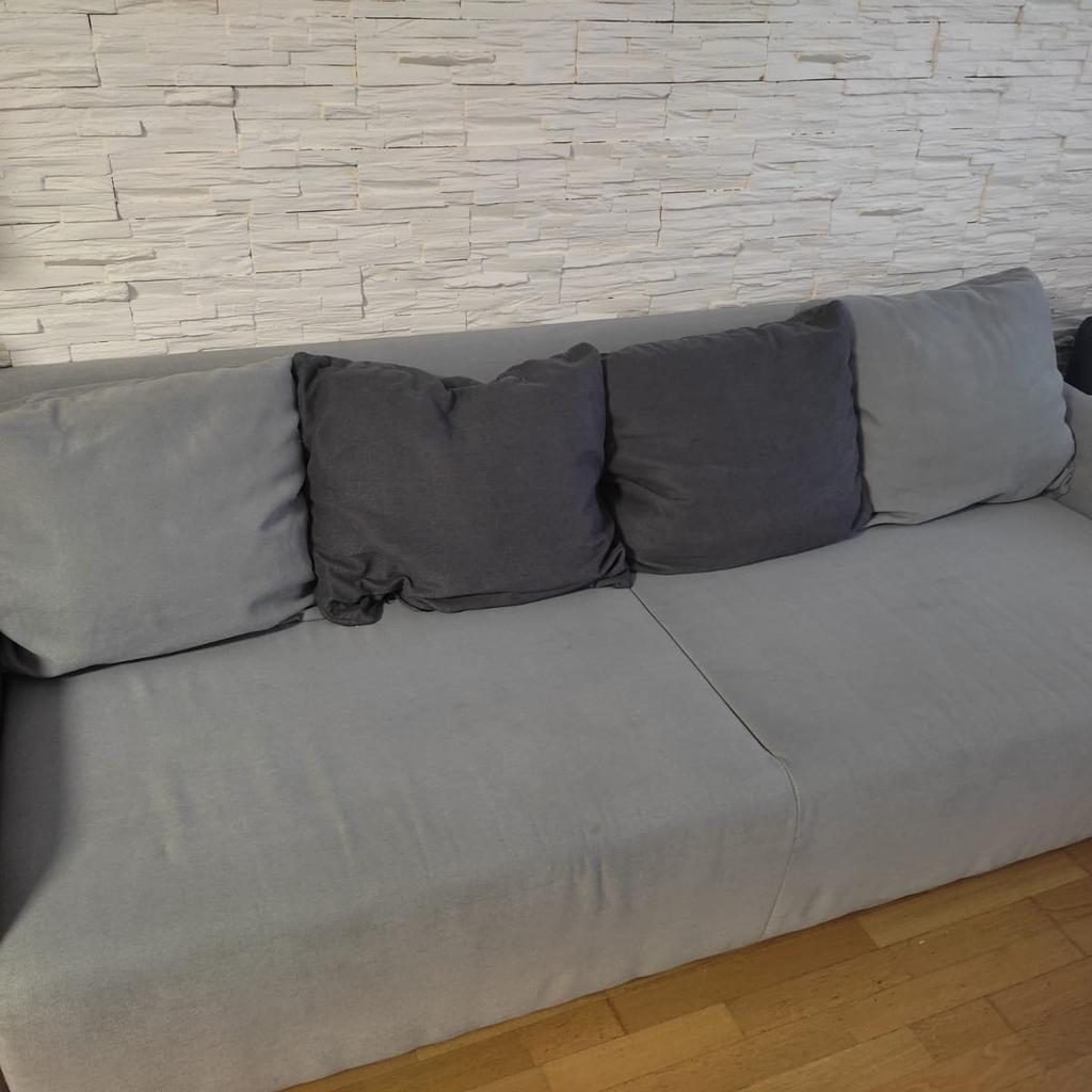 Couch mit Schlaffunktion zu verkaufen ohne Flecken. Wurde immer bedeckt. Querschläfer