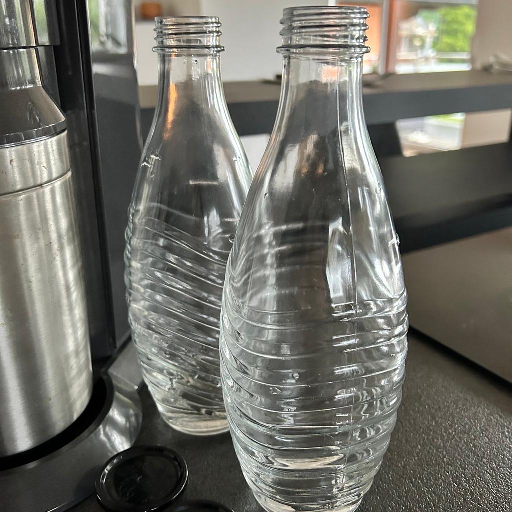 Verkaufe Soda Stream Crystal in grau inkl. zwei Glasflaschen. Preis ist Vhb.