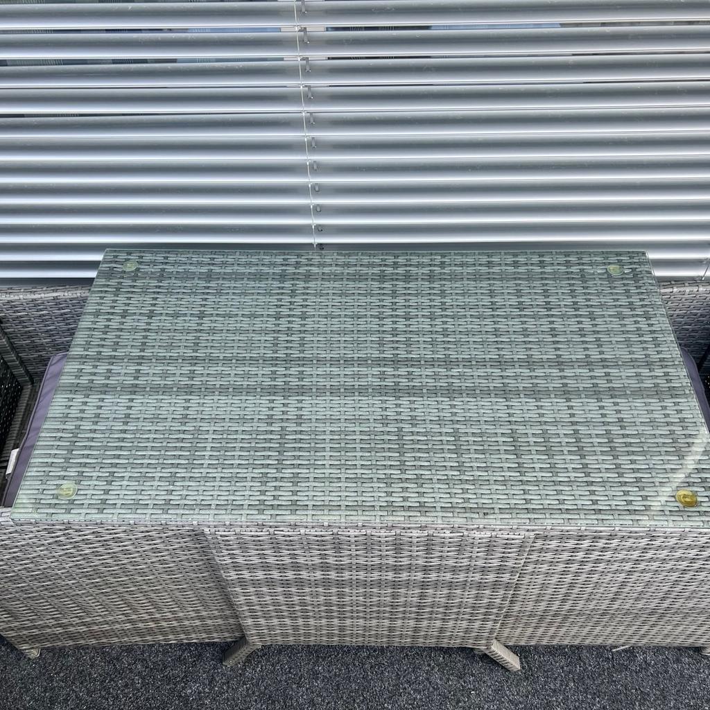 Ich verkaufe mein Balkon Rattan Set (3 Teilig inkl. Sitzpölster).
Super praktisch durch das zusammenschieben der Stühle, sehr platzsparend!
Wurde vor 1 Jahr gekauft, Garantieschein vorhanden.
Maße Tisch: 111x62cm

Preis auf Verhandlungsbasis!
Kann gerne jederzeit abgeholt werden.