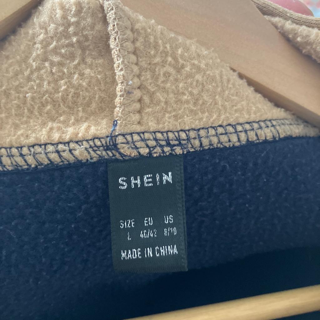 Here I’m selling my SHEIN jacket used but still in good condition no rips or tears just got to big for me . Please take alook at my other stuff thankyou any questions please ask x
