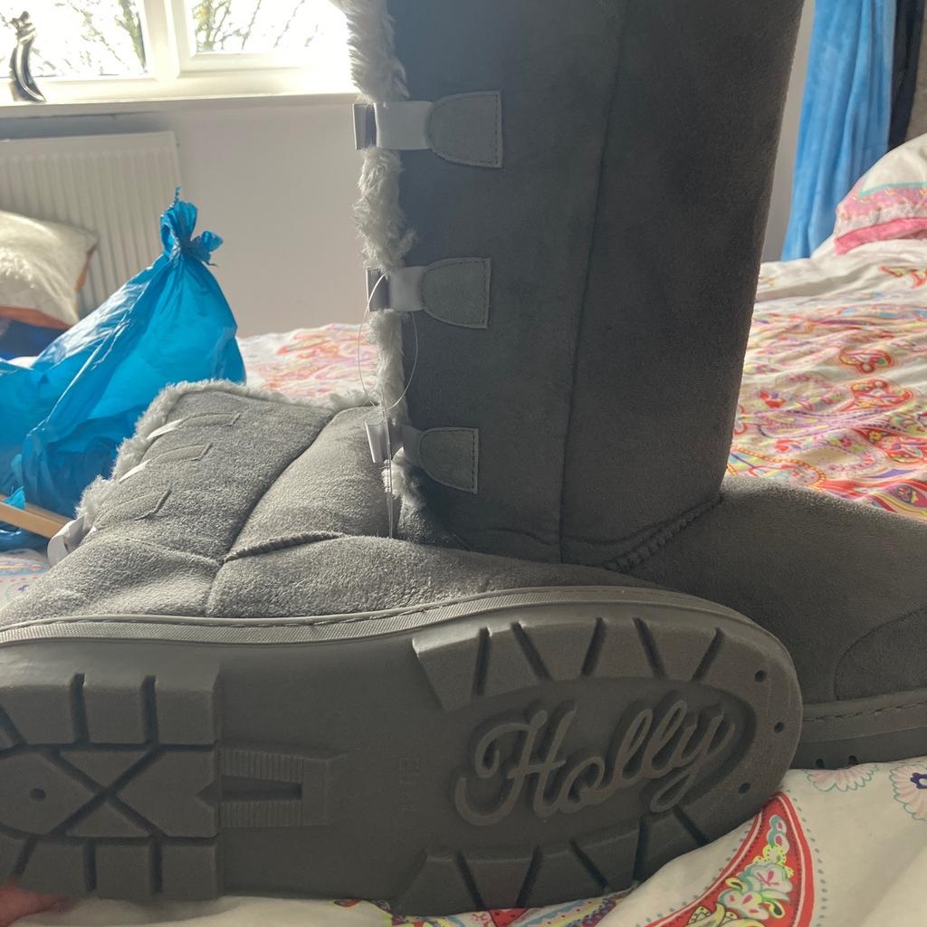 Here I’m selling my daughter boots new with tags size 7 uk 41 please take a look at my other items thankyou any questions please ask x
