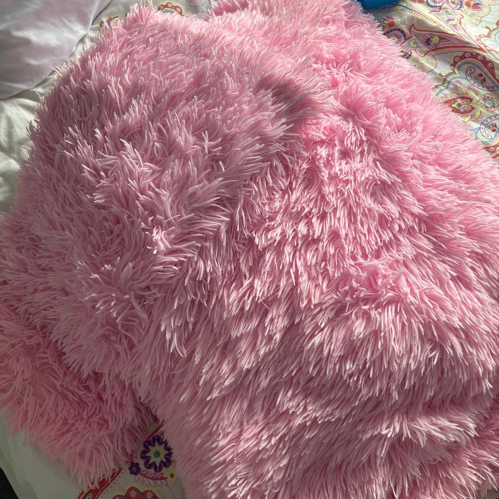 Double pink fluffy bedding 2 pillowcases in great condition USA handful times but changing colour so please take alook at my other stuff any questions please ask thankyou x