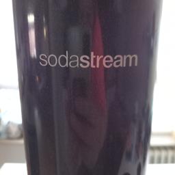 Sodastream mit 3 Glasflaschen und 2 leeren CO2 Zylinder. 
Wurde nicht sehr oft benutzt. 
Nur Abholung in Kelkheim Mitte.