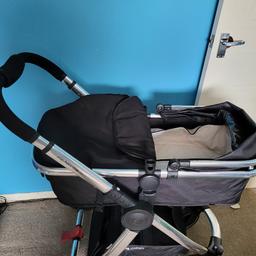 The pram comes in its box. Sorry, there are no instructions, but I can show how it all works. It has done amazingly well for both my kids, now no longer needed, everything in the picture comes in the box, it has detachable items such as the car seat which is pictured and a stroller bit which you can use from birth to at least toddler size.