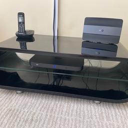 Black entertainment stand with heavy duty glass shelf.
High shone finish
Height:13”
Length: 37”
Depth: 15.5
Excellent condition