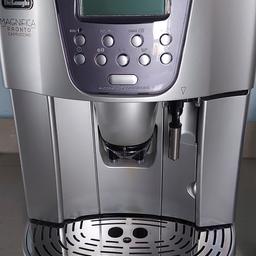Der DeLonghi Magnifica Pronto Cappuccino Kaffeevollautomat ist mit einem abnehmbaren und im Kühlschrank verstaubaren Milchbehälter ausgestattet. Damit ist die automatische Zubereitung von Kaffee, Espresso, Cappuccino und weiteren Kaffeegetränken oder auch nur Milchschaum, heiße Milch sowie heißes Wasser für einen Tee möglich.
Leicht zu reinigen, die Brühgruppe ist sehr gut zugänglich und leicht zu entnehmen. Für Kaffeebohnen, bereits gemahlenen Kaffee. Dazu gebe ich eine Flasche Entkalker.