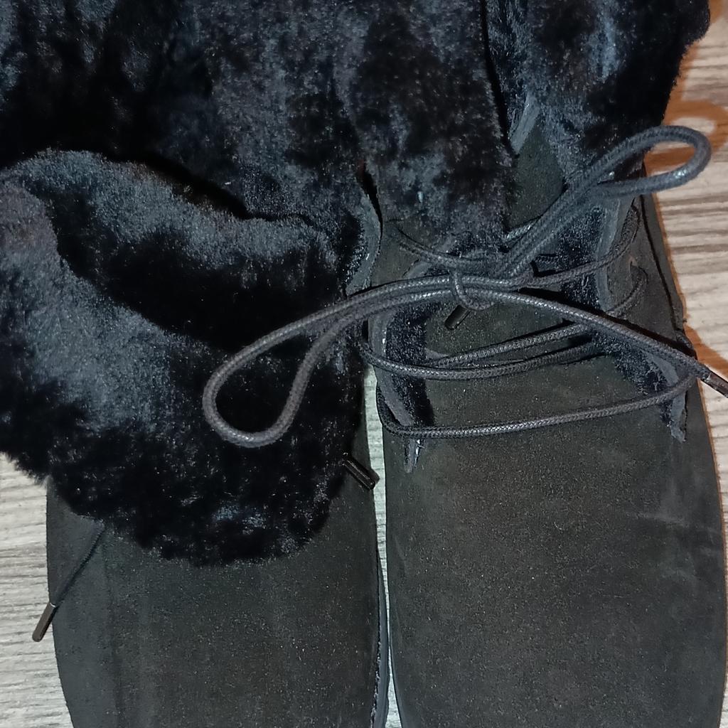 Hi,

Here I have for sale a pair of Emu Australia Shoreline Lo Boots Size UK 9.

Brand new, 100% mint condition and authentic as seen in photos. Never been worn and still with original tags and packaging.

Reason for sale is that they are an unwanted gift.

At retail price they are actually worth a lot more but looking for a quick sale.

If interested to buy, please contact through here.

Thanks for viewing.