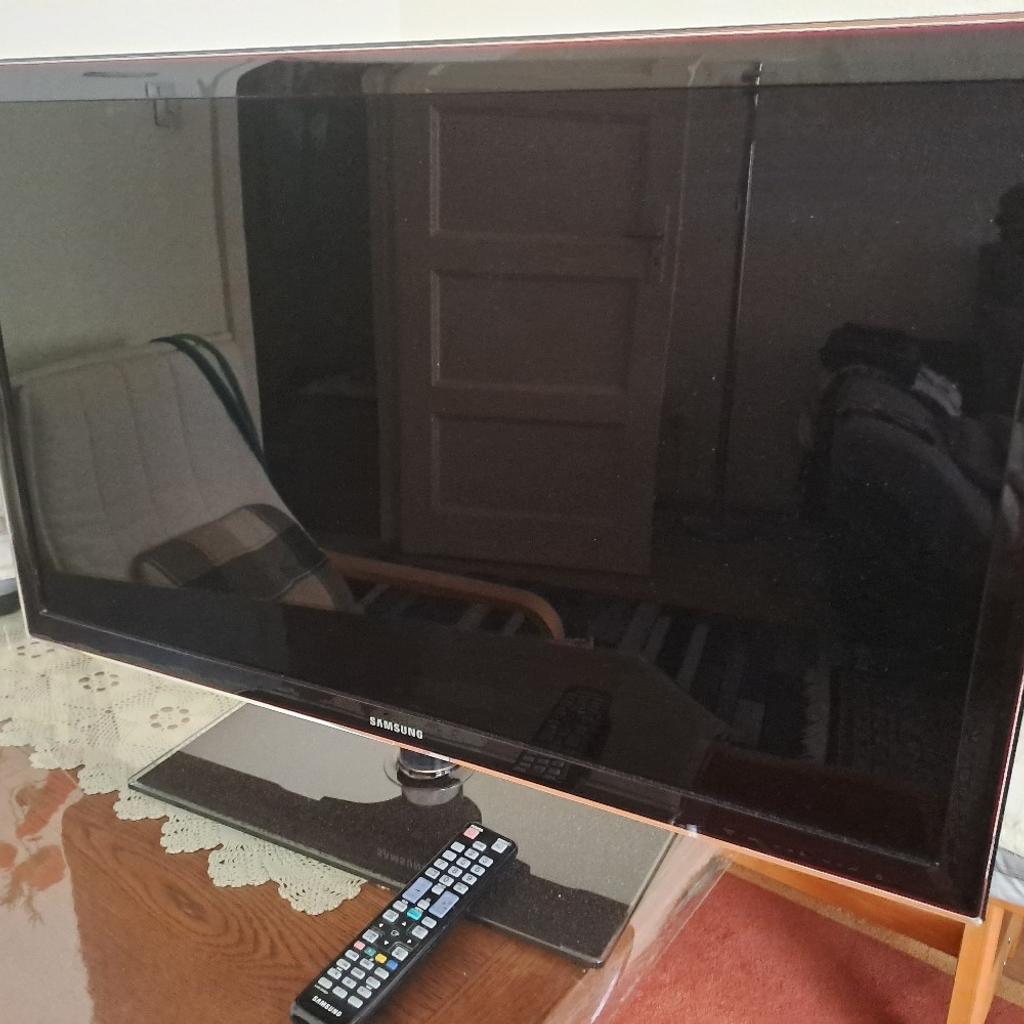 Verkauft wird ein gebrauchter 40Zoll Smart tv von Samsung. Am oberen Bildrand gibt es eine dauerhafte horizontale Bildstörung, siehe 2. Foto. Mit Fernbedienung und Batterien
Nur an Selbstabholer
Keine Garantie
Keine Rücknahme