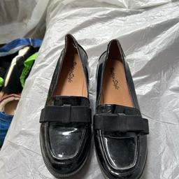 Used condition ladies flat black shoes 7 

Collection se9 New Eltham