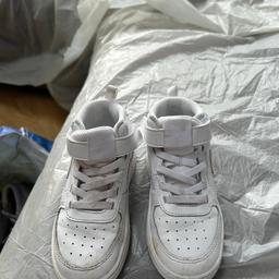Lovely little white trainers 8.5

Collection se9 New Eltham