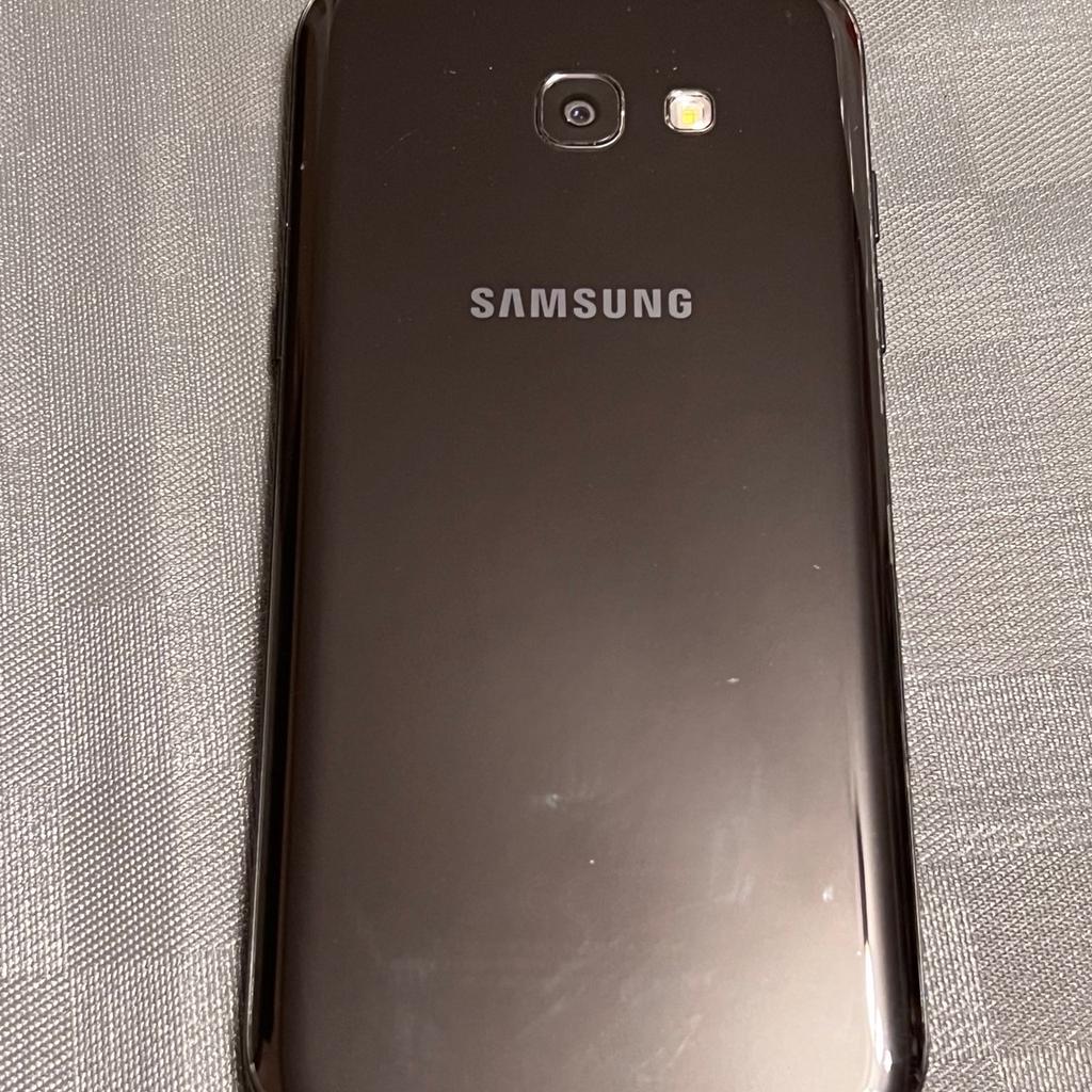 Gebe ein sehr gut erhaltenes und funktionsfähiges Samsung Galaxy Handy ab. Enthält integrierten SD-Port zur Erweiterung der Speicherkapazität