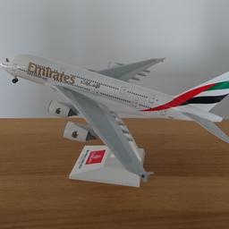 Ich verkaufe dieses originalverpackte
Emirates A380 Modell 1:200.

Das fotografierte Modell steht bei mir in der Vitrine, das originalverpackte Modell wird verkauft.