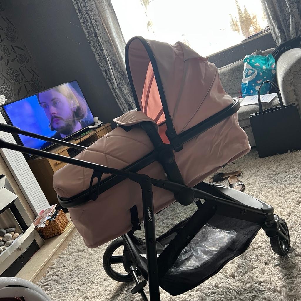 Selling my little girls pram will all be cleaned ect the only down fall is the break is broken probably an easy fix but I haven’t tried however it can be put on manually by hand, comes with the rain cover it also turns into a seat facing you and rear, £50