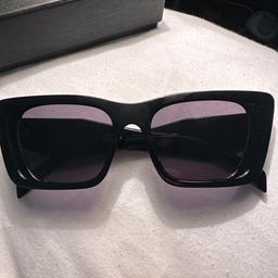 Verkaufe hier einer meine Prada Brillen aus meiner Sammlung die natürlich Original ist. Unisex ( für Frau und Mann) Preis je nach Vorschlag 🤞🏽