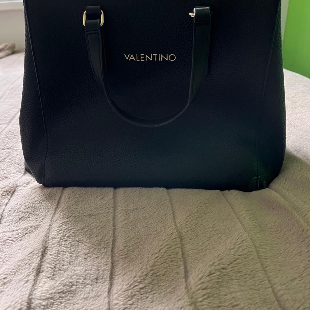 Verkaufe meine Valentino Handtasche mit Gebrauchtspuren siehe Foto.