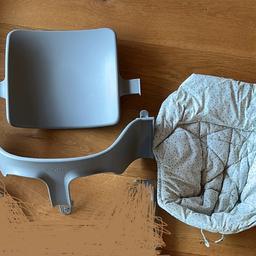Sehr gut erhaltenes Babyset für den Stokke Tripp Trapp. Ein Original Sitzkissen aus abwaschbaren Stoff ist auch dabei.