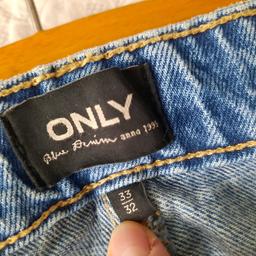 Jeans wie neu.
Maximal dreimal getragen.
Jeans im Mom-Fit-Stil mit tiefer Taille.
Für einen Erstkäufer dieser Bekleidungsmarke ist die Größe etwas ungewöhnlich.
Die Größe passt beispielsweise als ZARA 40 oder XL-Größe.

Nur persönlicher Abholung.